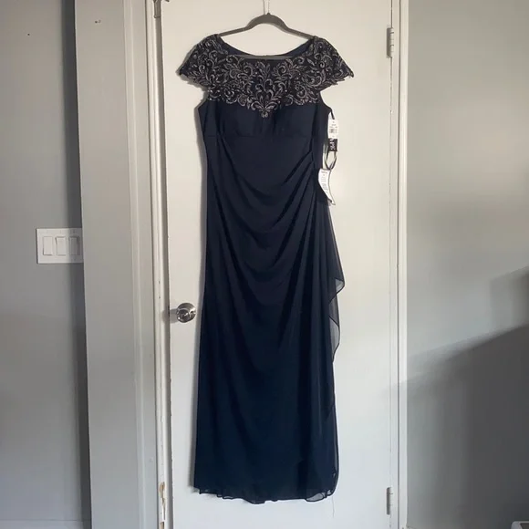 Xscape Gown - Picture 5 of 5